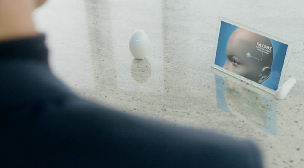 Vista del dispositivo y un monitor, observados por una persona