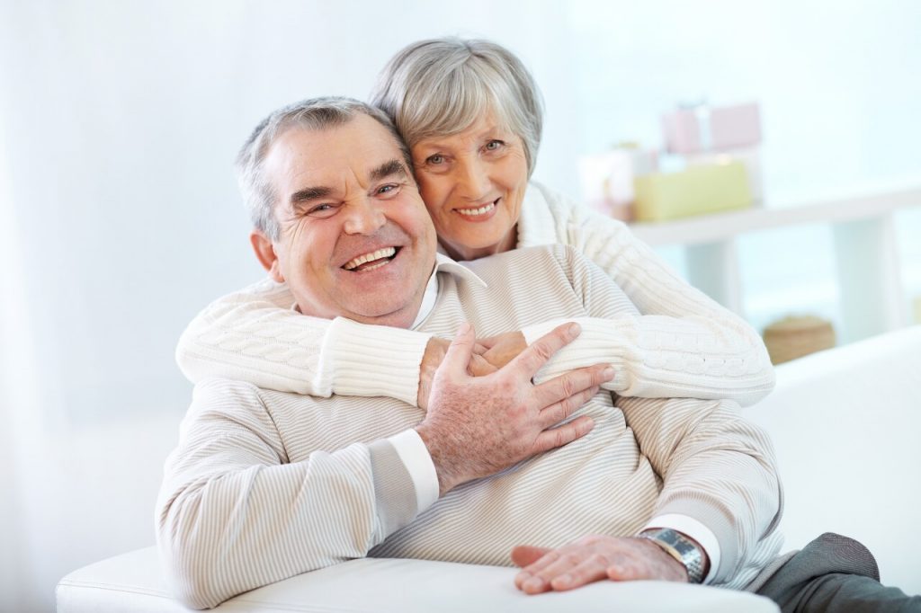 Pareja de ancianos sonrientes