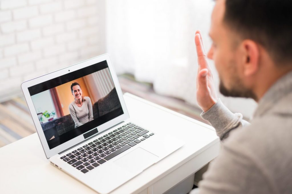 Hombre haciendo una videollamada con una mujer