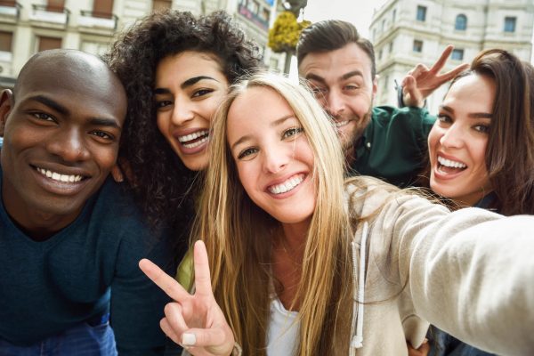 grupo de amigos sonriendo