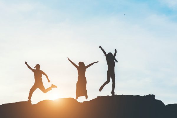 siluetas de personas saltando de alegría