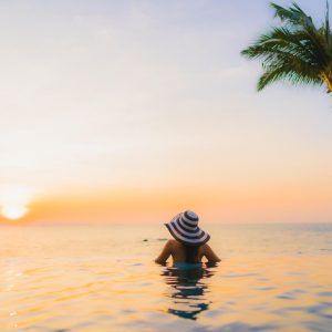 mujer sumergida en la playa